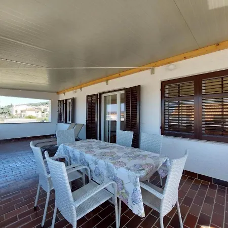 Apartment Fab - Spacious Terrace Punat